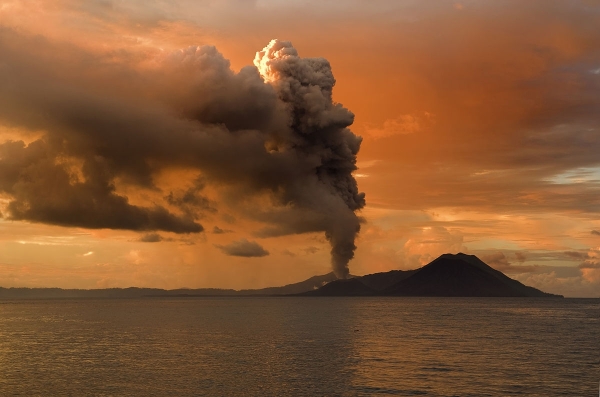 Eruption on the Rabaul caldera. Image: Wikimedia / Richard Bartz